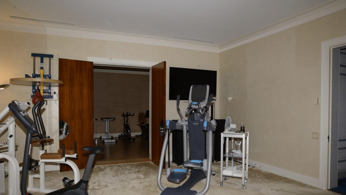 Sala de home gym com bicicleta ergométrica e elíptico