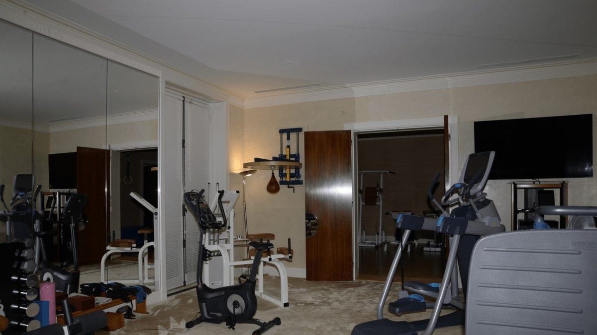 Home gym equipado com bicicletas e aparelhos aeróbicos