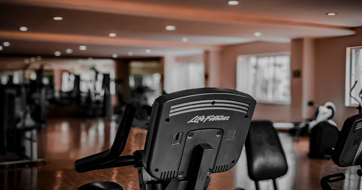 Esteira elétrica com motor forte indicada para 130 kg
