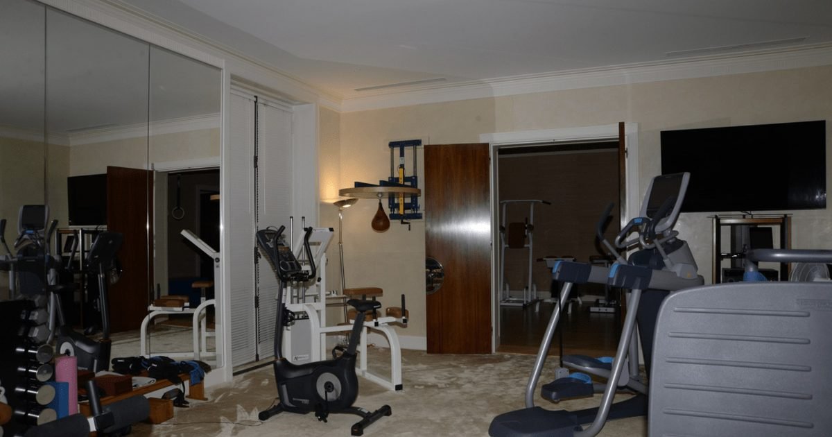 Home gym equipado com bicicletas e aparelhos aeróbicos