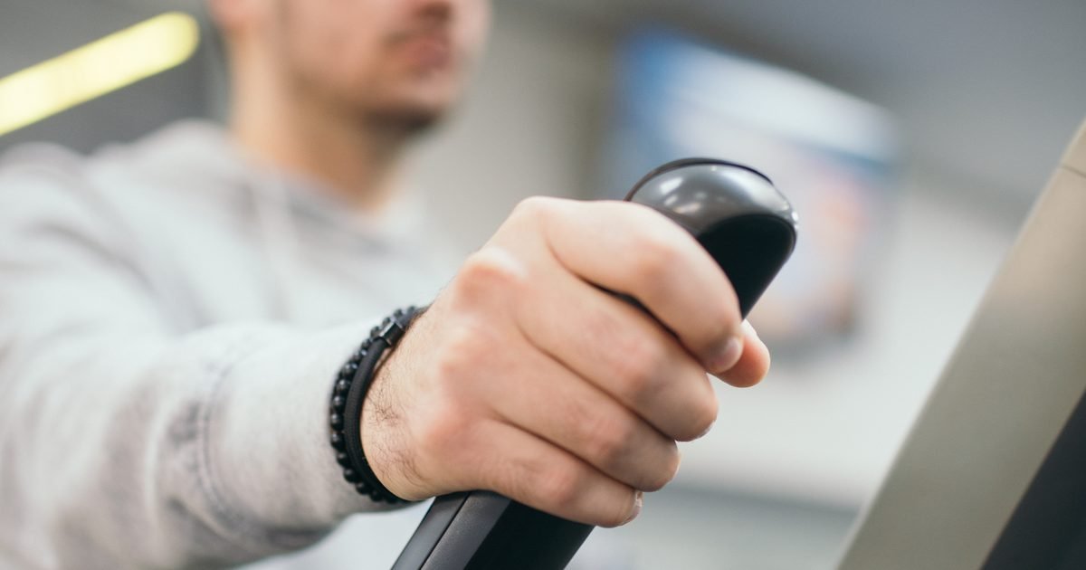 Detalhe de aparelho de treino aeróbico em academia