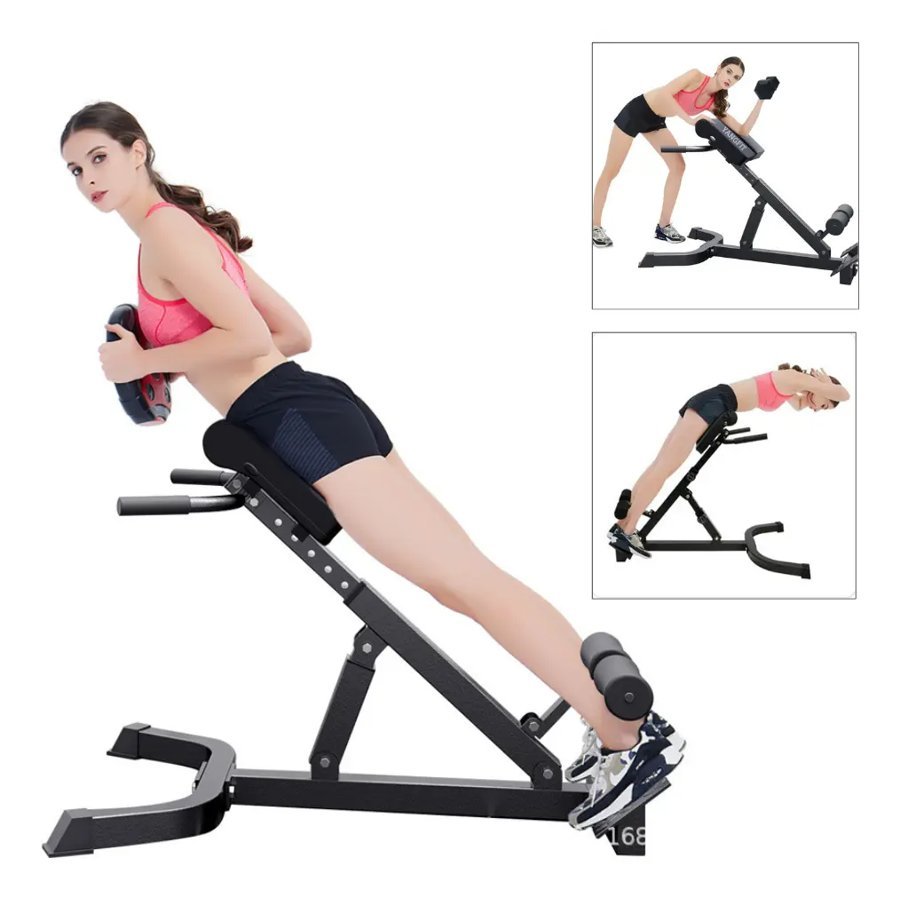 Mulher usando o banco romano Yangfit com uma anilha no peito