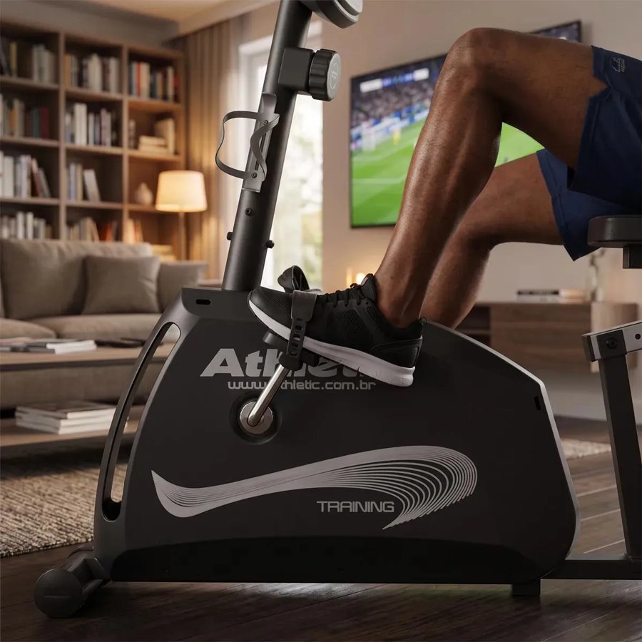 Pessoa pedalando a bicicleta Athletic Training na sala de casa