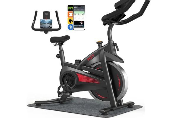 Bike de spinning MZY 680 preta com tablet e celular no suporte, vista de lado