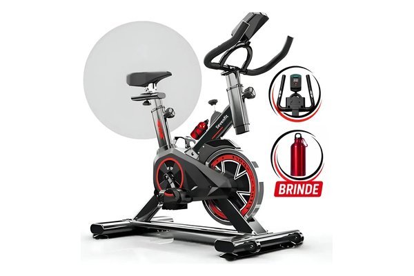 Bike de spinning Sevenfit preta e vermelha, com a garrafa vermelha de brinde ao lado