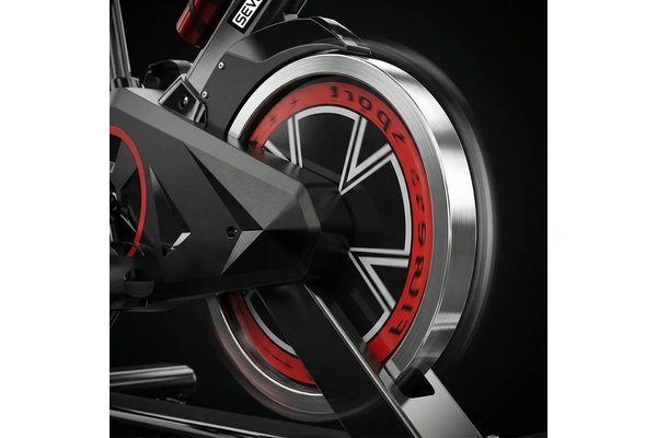 Detalhe do volante de inércia vermelho e preto da bike de spinning Sevenfit