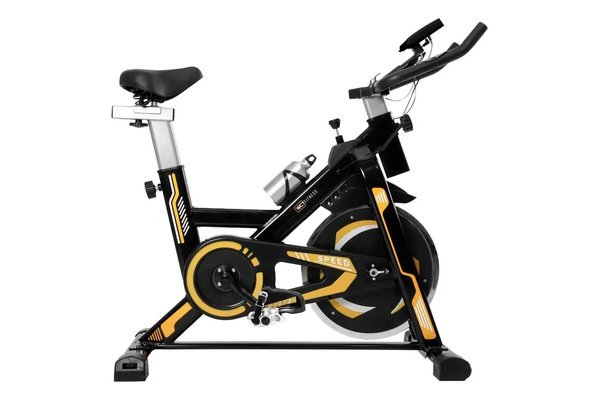 Bike de spinning WCT Fitness preta e amarela de perfil, com volante de inércia, banco e guidão ajustáveis