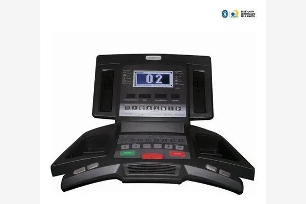 Esteira de academia Speedo TR8 Pro com corredor em movimento numa sala de treino