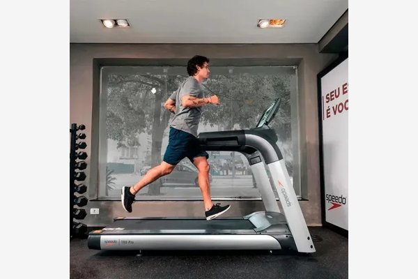 Esteira de academia Speedo TR8 Pro vista de frente com painel