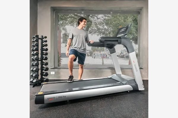 Painel de controle da esteira de academia Speedo TR8 Pro com display e teclas