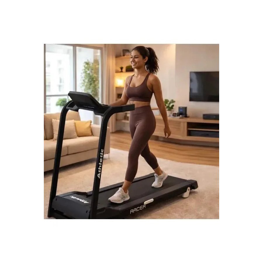 Mulher caminhando em uma esteira Athletic Racer na sala de casa