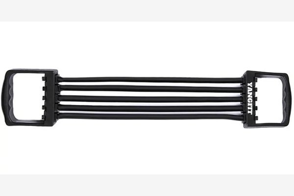 Extensor de peito Yangfit preto com cinco elásticos esticados e a marca gravada nas alças