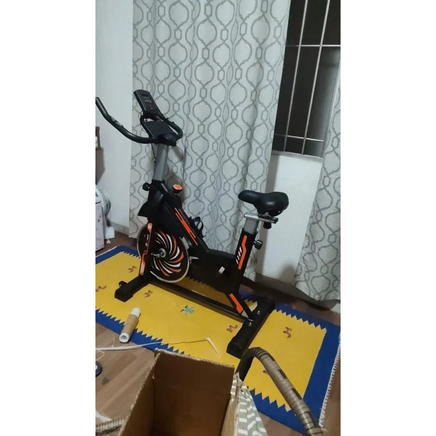 Bike indoor ITS Fitness Pro 818 montada em uma sala