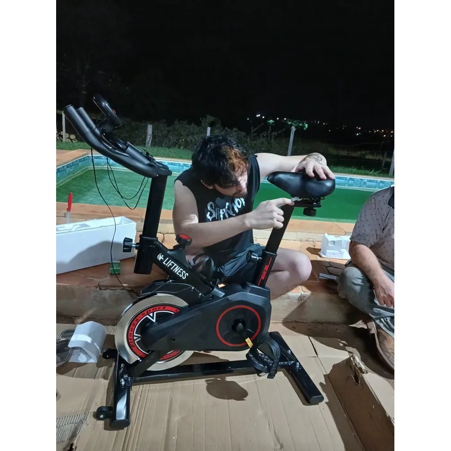 Bike indoor Liftness preta e vermelha montada