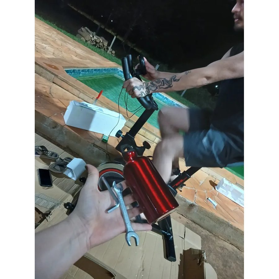 Bike indoor Liftness sendo montada ao ar livre
