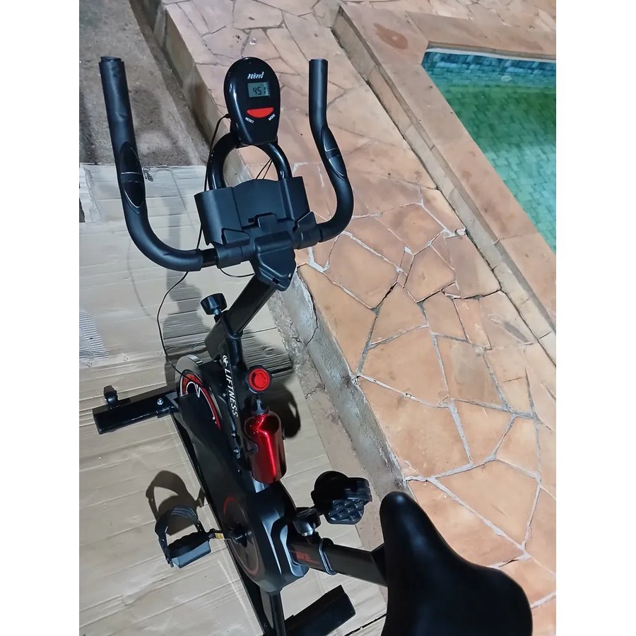 Painel e guidão da bike indoor Liftness