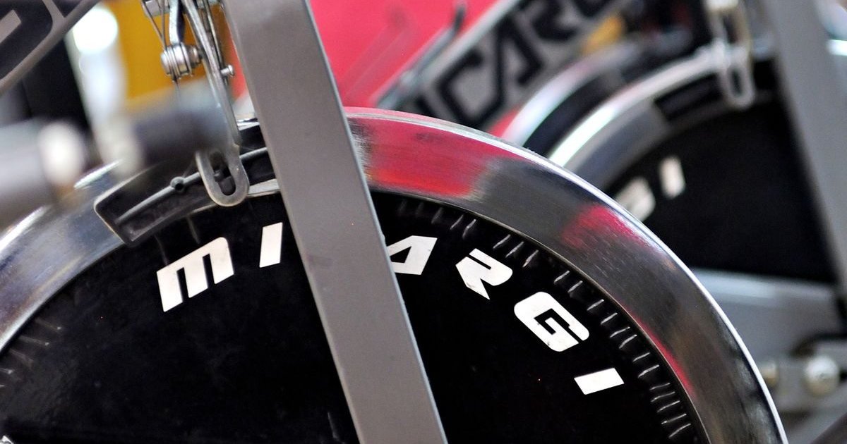 Detalhe do volante de inércia de uma bike indoor em uma academia