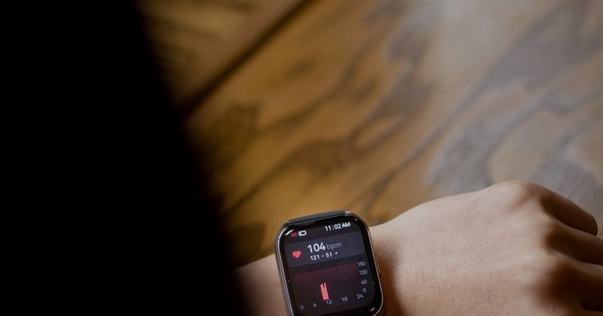 Relógio inteligente mostrando a frequência cardíaca no pulso de quem treina