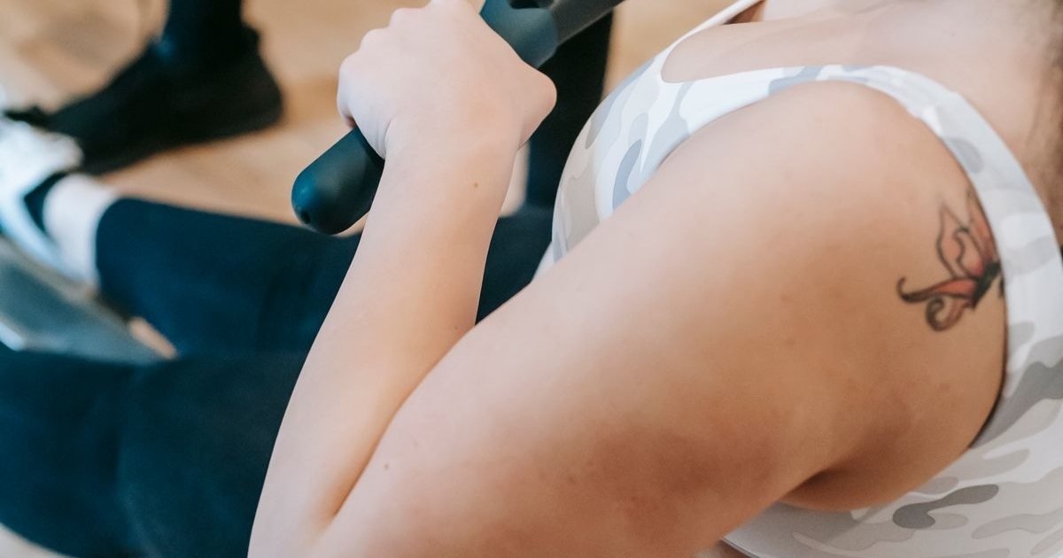 Mão firme na alça durante a puxada em uma máquina de remo indoor
